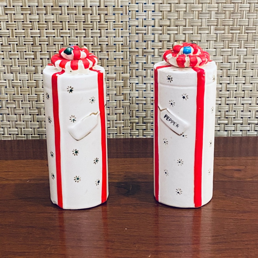 🎄🌟HP🌟VTG Set 1962 Mod Ceramic Christmas Presents Salt & Pepper Shakers